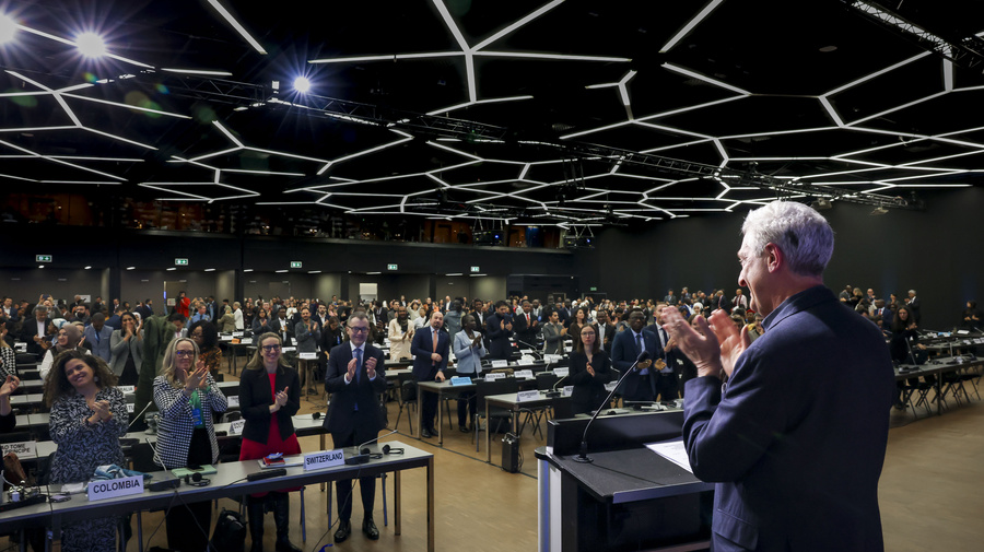 Un auditorio lleno de personas aplaudiendo